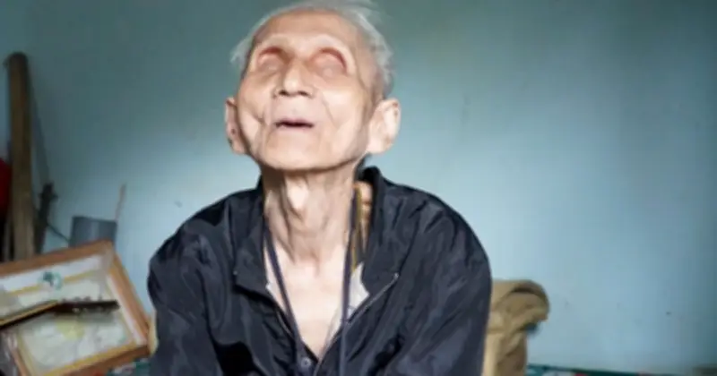 Cụ già mù lòa gần 80 tuổi sống đơn độc với những bữa mì tôm khô khốc