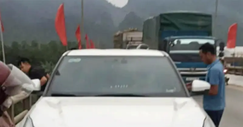 Cô gái nghi để lại ô tô trên cầu rồi mất tích, công an vào cuộc