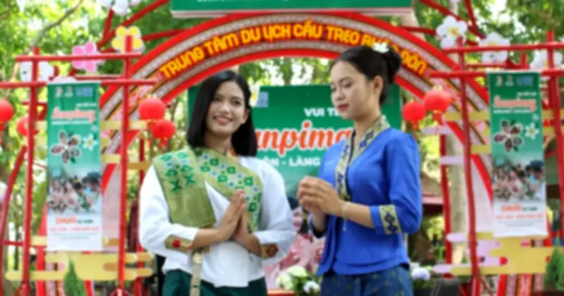 Cô gái Việt - Lào 20 tuổi khiến du khách say đắm tại Lễ hội Bunpimay