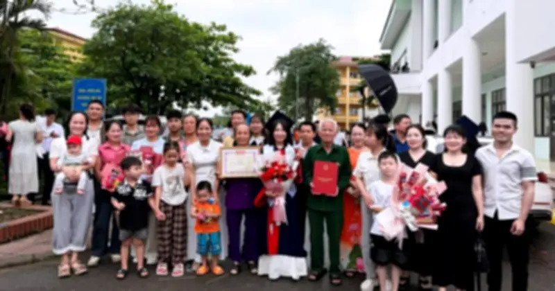 Cả gia đình 29 người vượt 45 km đến dự lễ tốt nghiệp thủ khoa