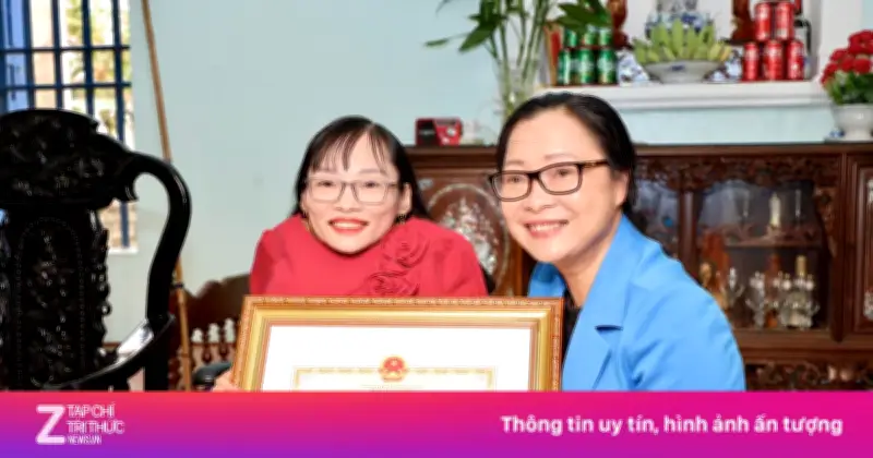 Cô giáo xương thủy tinh nhận bằng khen của Bộ trưởng Giáo dục và Đào tạo