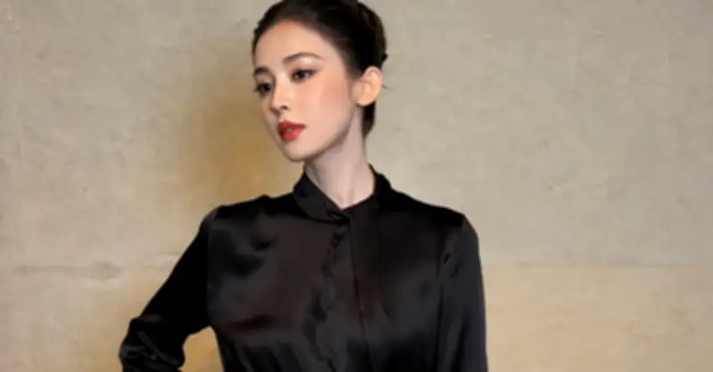 Cổ Lực Na Trát gây tranh cãi với trang phục không nội y tại sự kiện thời trang Thượng Hải