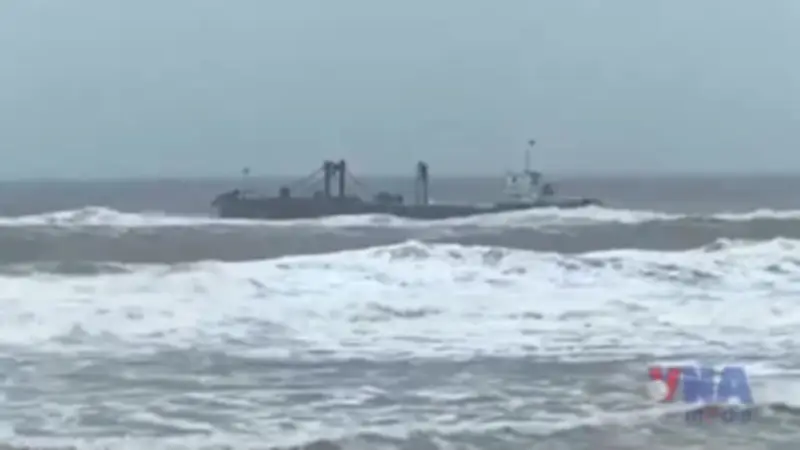 Cà Mau: Cứu vớt an toàn 2 thuyền viên bị trôi dạt trên biển