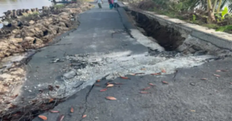 Cà Mau: Đường mới nâng cấp bị sụt lún nghiêm trọng, phải tạm ngừng lưu thông