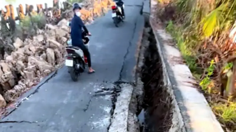 Cà Mau: Sụt lún nghiêm trọng đường nông thôn, giao thông bị chia cắt hoàn toàn
