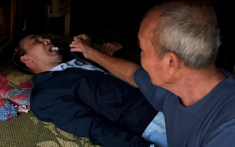 Cụ ông 80 tuổi chăm con liệt sau đột quỵ trong căn nhà dột nát ở Sài Gòn