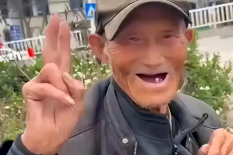 Cụ ông Trung Quốc đạp xe hơn 30 năm để giải sầu sau khi mất 4 người thân