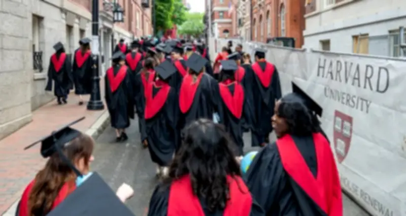 Cử nhân Mỹ đối mặt thị trường việc làm tồi tệ nhất từ đại dịch, tỷ lệ thiếu việc 42,5%