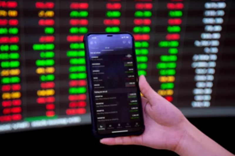 Cổ phiếu ngân hàng tăng mạnh, VN-Index vẫn giảm 9 điểm trong phiên giao dịch