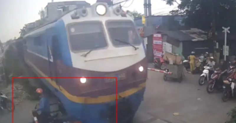 Camera Ghi Lại Cảnh Nam Tài Xế Xe Máy Cướp Đường Tàu Hỏa, Nguy Hiểm Rình Rập