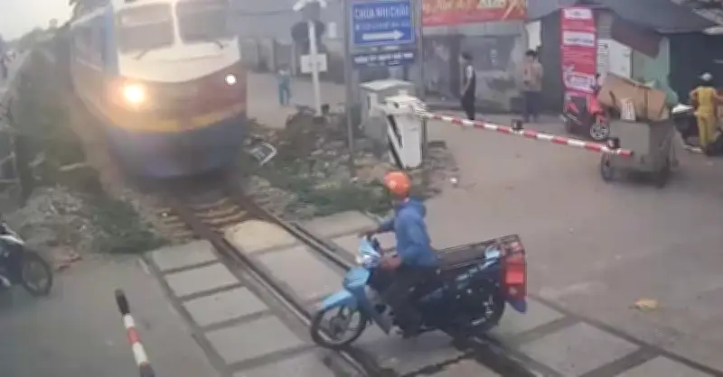 Camera ghi lại toàn cảnh nam tài xế xe máy cướp đường tàu hỏa ở Hà Nội
