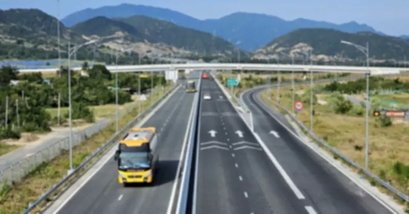 Cao tốc Bắc Nam: Bệ phóng tăng trưởng giúp ngành vận tải vượt 'bão' giá xăng dầu