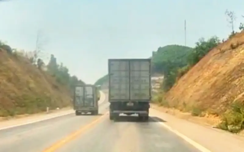 Cao tốc Cam Lộ – La Sơn: Tốc độ giảm 50km/h, nhiều xe vẫn vượt ẩu nguy hiểm