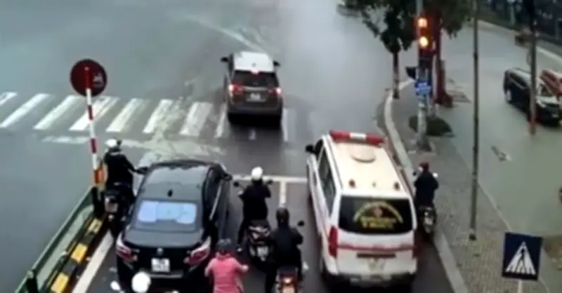 Cách chứng minh không phạt người khi vượt đèn đỏ đưa vợ đi cấp cứu