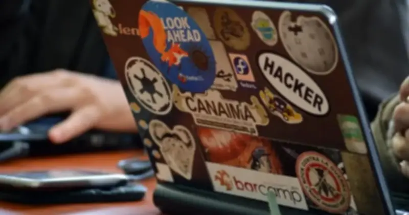 Cách dán hình dán laptop an toàn, tránh hư hỏng thiết bị