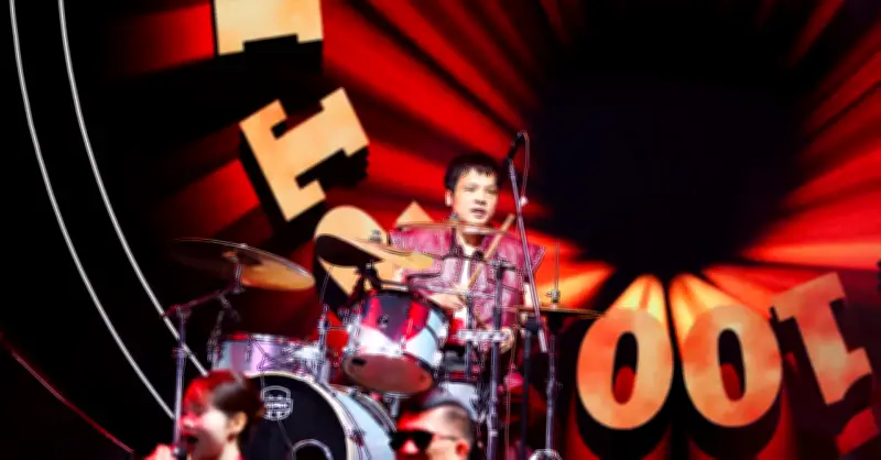 CEO FPT Nguyễn Văn Khoa gây bất ngờ khi chơi trống rock tại lễ vinh danh Top 100