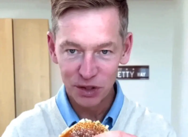 CEO McDonald's trở thành trò cười toàn cầu vì 'làm theo lời mẹ dặn' khi ăn burger