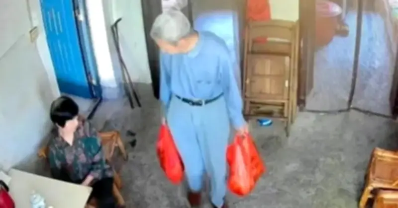 Chủ nhà tốt bụng cho người mù thuê giá rẻ suốt 20 năm, tình người ấm áp