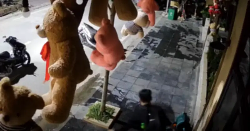 Chủ quán trà sữa người nước ngoài tìm chàng trai Việt khóa van nước giúp đỡ