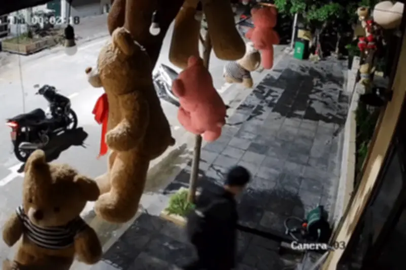 Chủ quán Trung Quốc tìm chàng trai Việt trả ơn sau khi được khóa vòi nước giúp