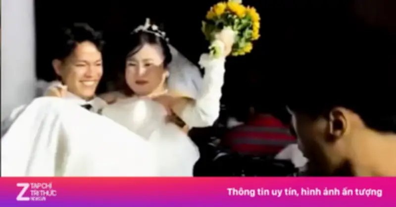 Chú rể Sài Gòn bất ngờ bế bổng cô dâu lên sân khấu trong lễ cưới