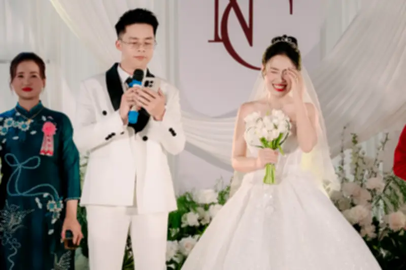 Chú rể Trung Quốc phát biểu bằng tiếng Việt, cả hôn trường cưới nghiêng ngả