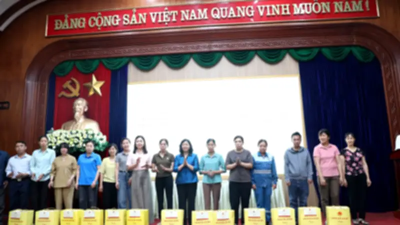 Chủ tịch MTTQ Việt Nam thăm, tặng quà gia đình chính sách tại Ninh Bình