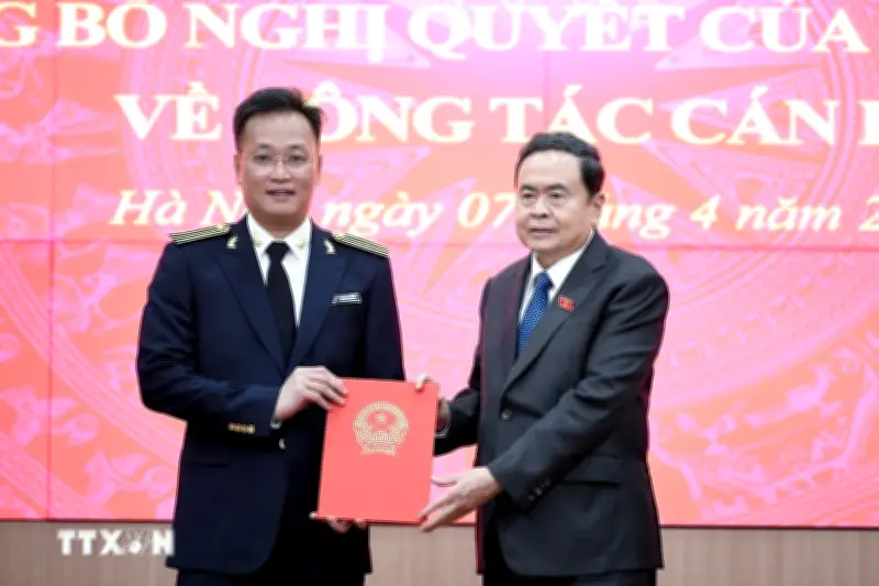 Chủ tịch Quốc hội trao Nghị quyết cho Tổng Kiểm toán Nhà nước tại Hà Nội