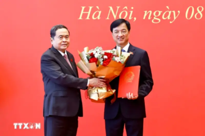 Chủ tịch Quốc hội trao Nghị quyết phê chuẩn Trưởng đoàn Đại biểu Quốc hội