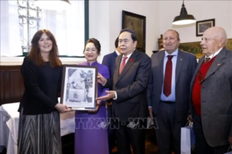 Chủ tịch Quốc hội Trần Thanh Mẫn thăm nhà hàng lưu dấu ấn Bác Hồ tại Milan, Italy