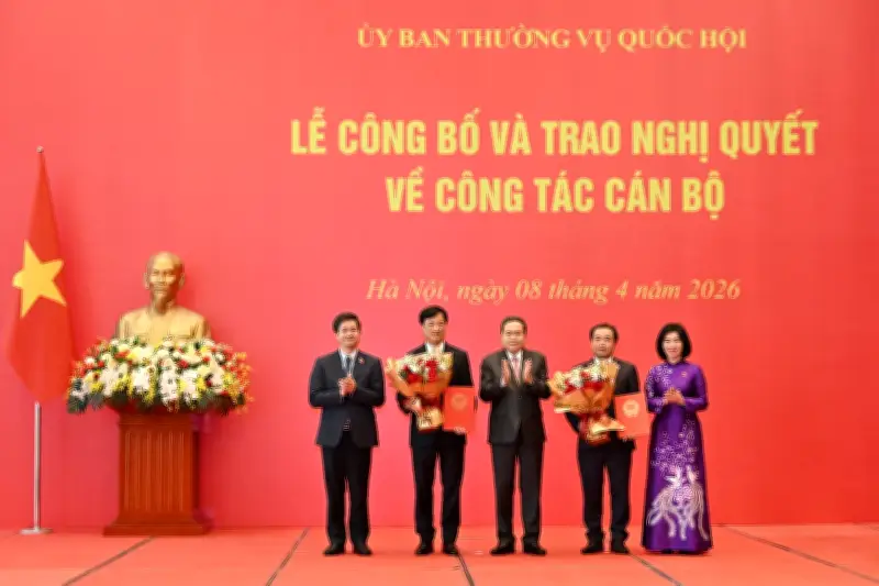 Chủ tịch Quốc hội Trần Thanh Mẫn trao Nghị quyết chuyển sinh hoạt Đoàn ĐBQH