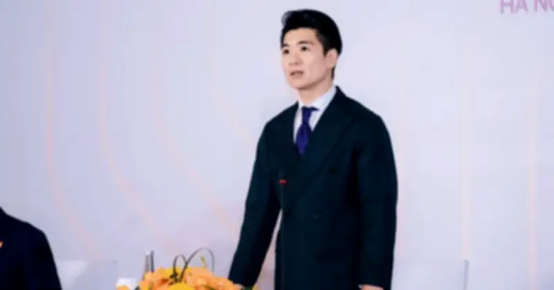 Chủ tịch SHS Đỗ Quang Vinh gây ấn tượng tại ĐHĐCĐ 2026 với phong thái lịch lãm và kế hoạch tăng trưởng đầy tham vọng