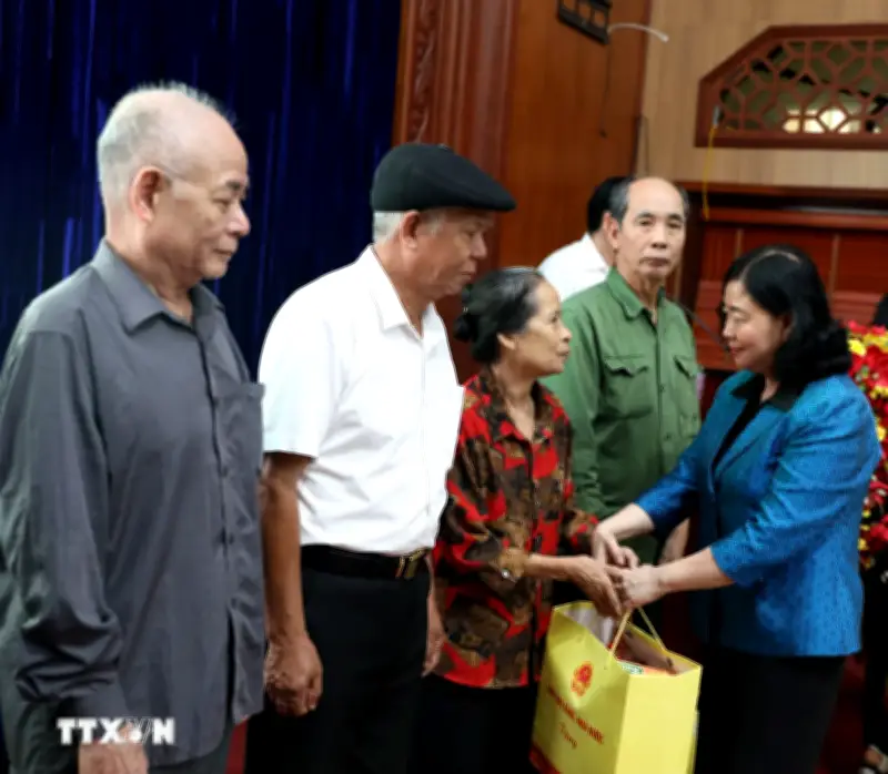 Chủ tịch Ủy ban Trung ương MTTQ Việt Nam tặng quà gia đình chính sách tại Ninh Bình