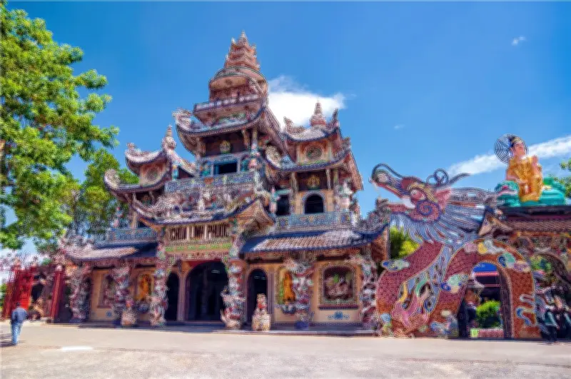 Chùa Linh Phước Đà Lạt: Kiệt tác 'Chùa Ve Chai' từ hàng triệu mảnh sành sứ