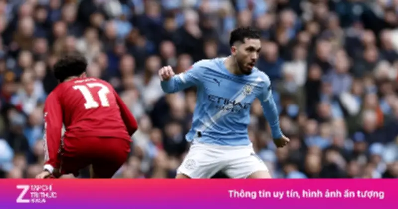 Cherki gây tranh cãi vì mặc áo Liverpool trên ghế dự bị Man City