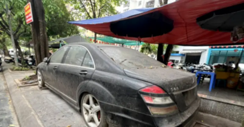 Chiếc Mercedes bị bỏ quên 10 năm trên vỉa hè Hà Nội: Thông tin bất ngờ từ chủ xe