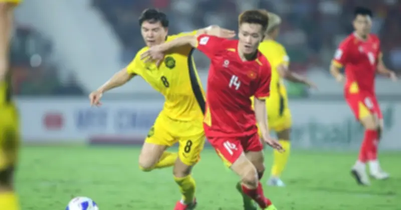 Chiến thuật bất ngờ của HLV Kim Sang-sik: Trung vệ dâng cao thay tiền vệ phòng ngự