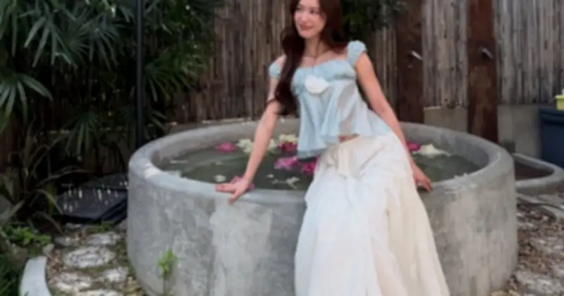 Chân váy trắng: Biểu tượng thanh lịch và linh hoạt cho mùa hè rực rỡ