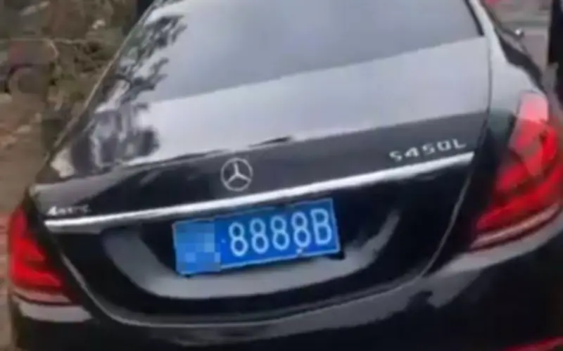 Chôn Xe Mercedes Hàng Tỷ Đồng Trong Đám Tang: Lãng Phí Hay Phong Tục?