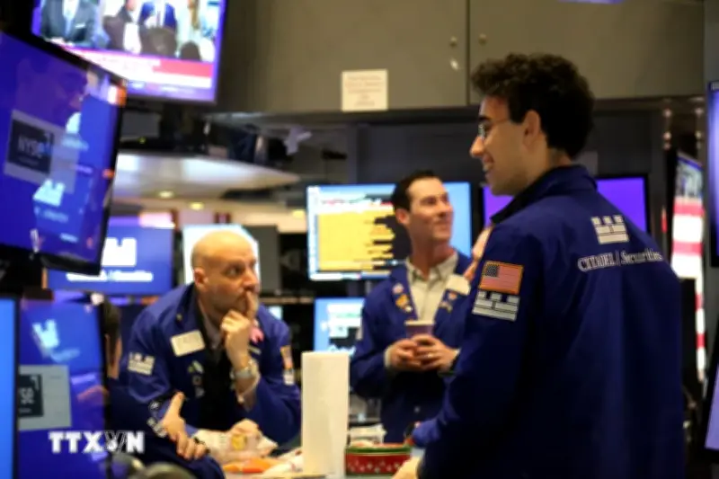 Chứng khoán Mỹ giảm từ đỉnh kỷ lục, nhà đầu tư thận trọng