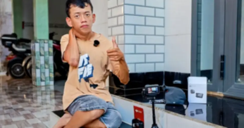 Chàng trai khuyết tật Phú Quý tự lập bằng nghề bán vé số và sáng tạo nội dung