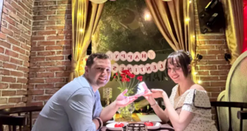 Chàng trai Mỹ bay 15.000km cầu hôn bạn gái Việt sau hơn 1 năm yêu xa