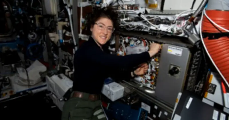 Christina Koch: Nữ phi hành gia phá kỷ lục 328 ngày trong vũ trụ và hành trình đến Mặt Trăng
