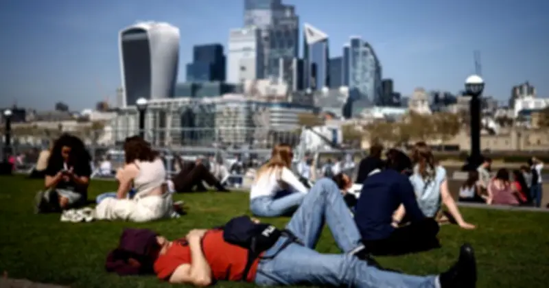 Châu Âu chìm trong đợt nắng nóng sớm bất thường, nhiệt độ vượt ngưỡng lịch sử