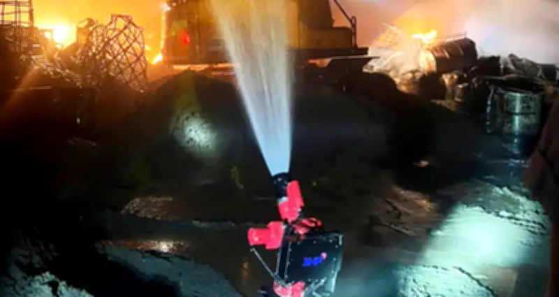 Cháy bãi chứa dầu thải ở Hà Nội: Khói đen bốc cao hàng chục mét