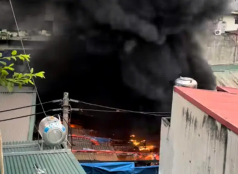 Cháy kho đông lạnh trong ngõ nhỏ Hà Nội, thiêu rụi nhiều xe máy