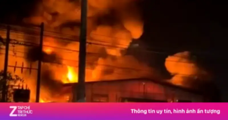 Cháy lớn kèm tiếng nổ tại công ty sơn TP.HCM, lực lượng cứu hỏa khẩn trương ứng phó