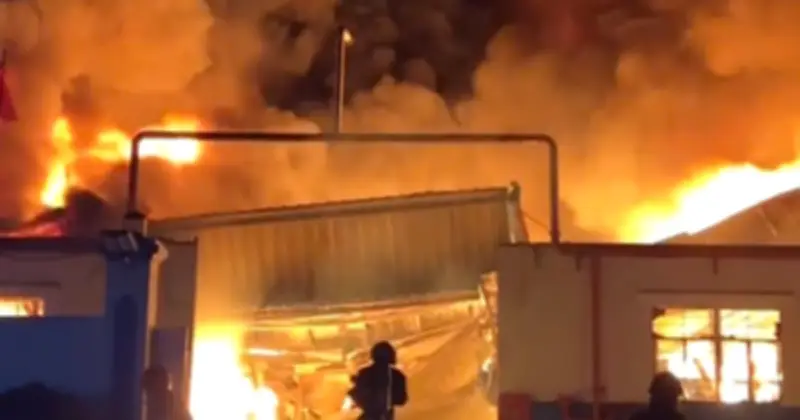 Cháy lớn tại công ty sơn ở TPHCM, lửa và tiếng nổ dữ dội bao trùm khu vực