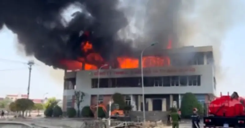 Cháy lớn tại showroom gỗ ở Hà Tĩnh, cột khói đen cao hàng chục mét