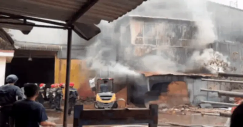 Cháy lớn tại xưởng gỗ ở TP.HCM, hàng chục công nhân thoát nạn an toàn